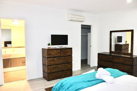 Modern Double-Story Abode A Scarborough Delight - Accommodation Australia 2