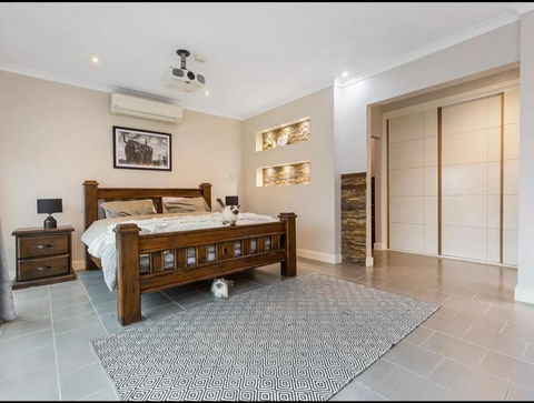 Modern Family Home With Pool - Australia Shopping 2