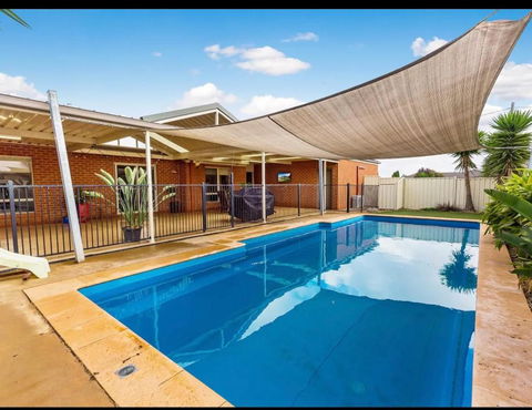 Modern Family Home With Pool - Australia Shopping 0