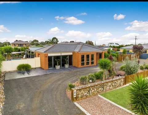 Modern Family Home With Pool - Australia Shopping 1