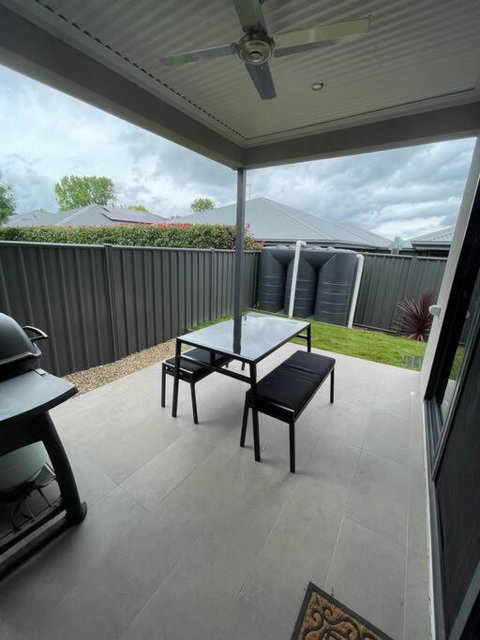 Modern Home Away From Home - Bed n Breakfasts 1
