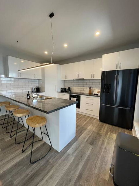 Modern Home Away From Home - Bed n Breakfasts 2