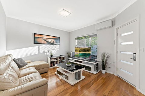 Modern Scarborough Townhouse - Accommodation Australia 1
