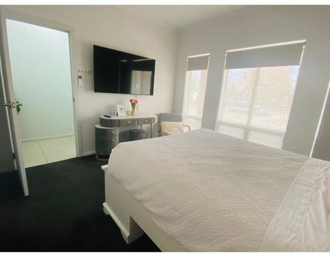 Modern Private Room With Ensuite - Local Tourism 1