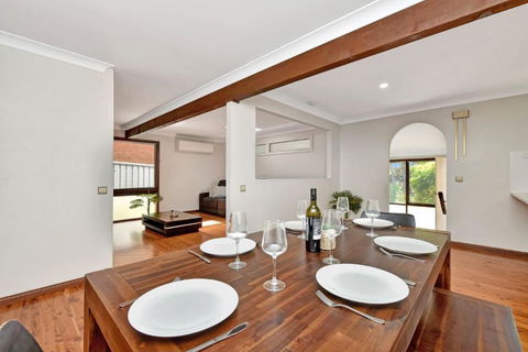 NEW PropertyBreezy Bayside Haven At Brightwaters - Australia Shopping 1