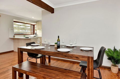 NEW PropertyBreezy Bayside Haven At Brightwaters - Australia Shopping 3