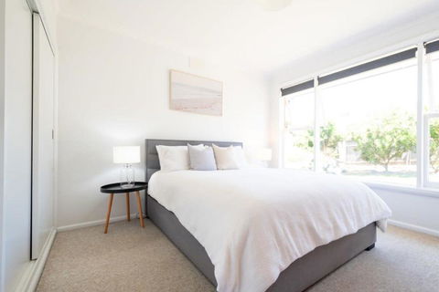 Near The CBD Perfect For Large Groups & Parking - Accommodation Australia 1