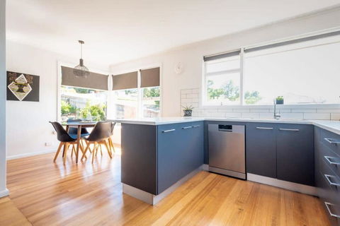 Near The CBD Perfect For Large Groups & Parking - Accommodation Australia 2