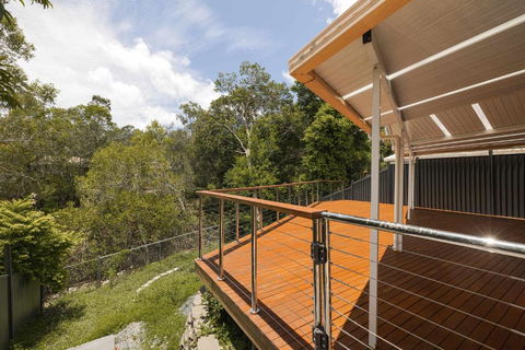 NEW 3BR Serene Creekside Retreat In Helensvale - Accommodation Australia 0