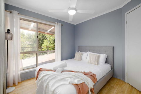 NEW 3BR Serene Creekside Retreat In Helensvale - Accommodation Australia 2