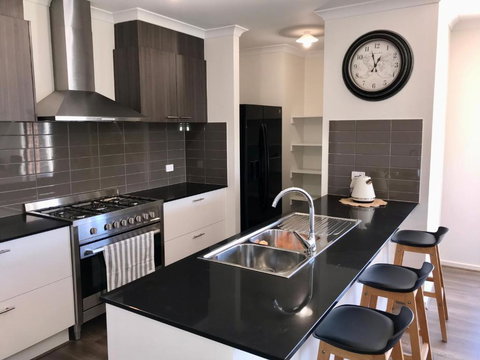 New Modern And Spacious In A Quiet Location Only 12 Min From The City - Australia Shopping 0