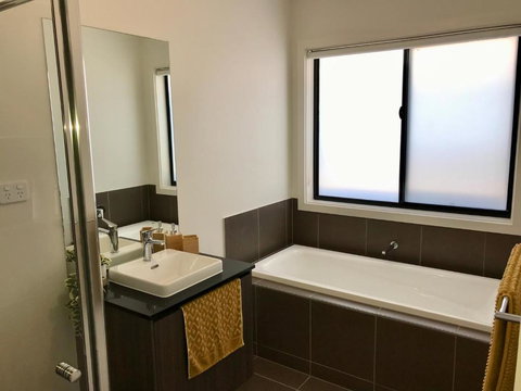 New Modern And Spacious In A Quiet Location Only 12 Min From The City - Australia Shopping 1