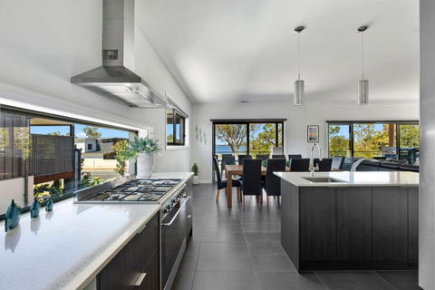 NEW - Sunrise Waters Holiday House - Accommodation Australia 1