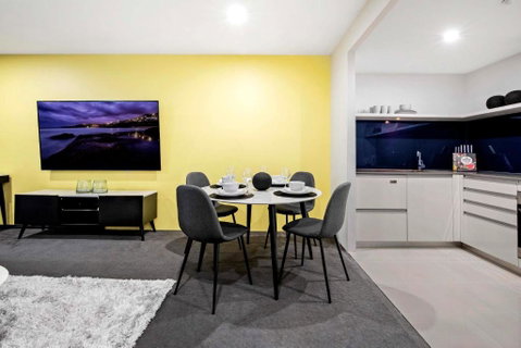 OCEAN VIEW - One Bedroom Spa Apartment - Circle On Cavill - Self Contained, Privately Managed - Local Tourism 3