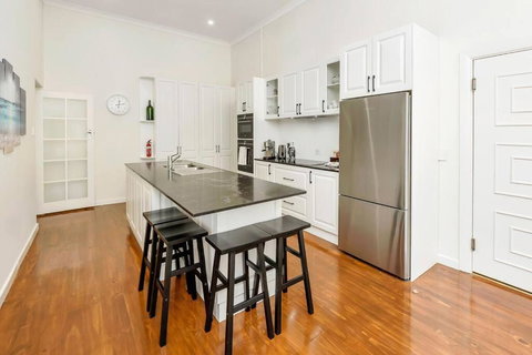 Normanville, Large Historic Three Bedroom Home - Australia Shopping 2