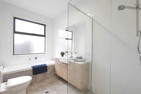 No Stairs Dbl Garage Aircon Woodville North - Accommodation Australia 3