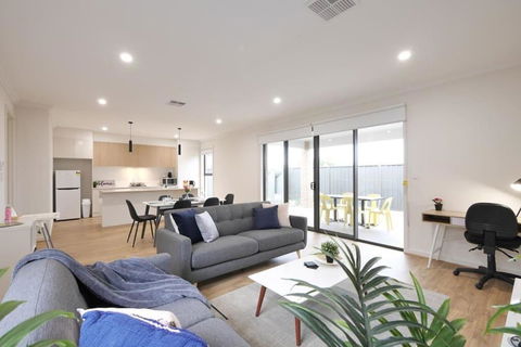 No Stairs Dbl Garage Aircon Woodville North - Accommodation Australia 0