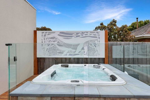 OG Spa Retreat- 3 Bedroom, Spa, Central, Aircon - Accommodation Australia 0