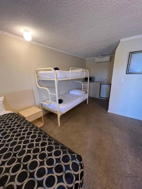 OVERLANDER MOTOR LODGE - Local Tourism 3