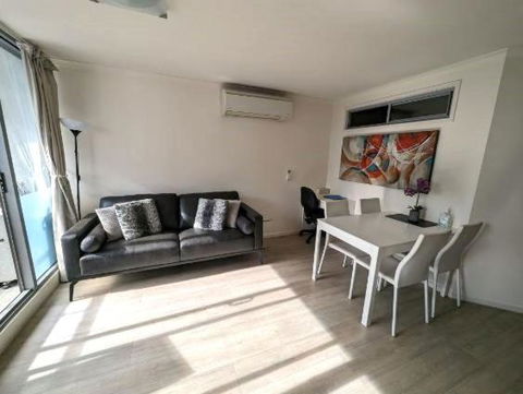 Onsite Parking, Self Check-in - Australia Shopping 1