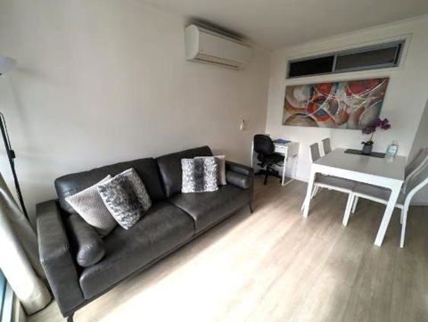 Onsite Parking, Self Check-in - Australia Shopping 2