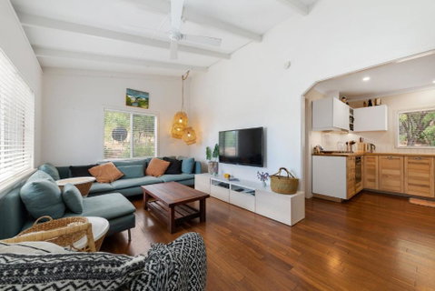 Peaceful And Renovated Original Beach House With Sweeping Views Of Gracetown - Accommodation Australia 3