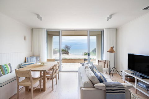 Pearl, Designer Beachfront Retreat, Semaphore Park - Accommodation Australia 3
