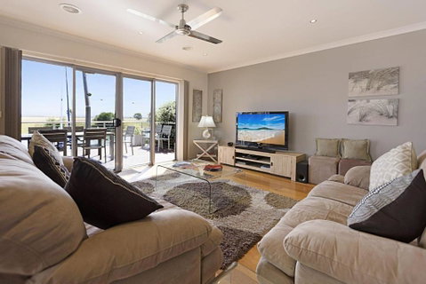 Pelican Landing - Accommodation Australia 0