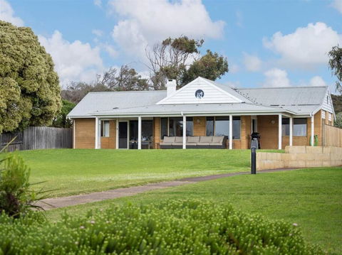 Pelicans View A Riverside Retreat - Accommodation Australia 0