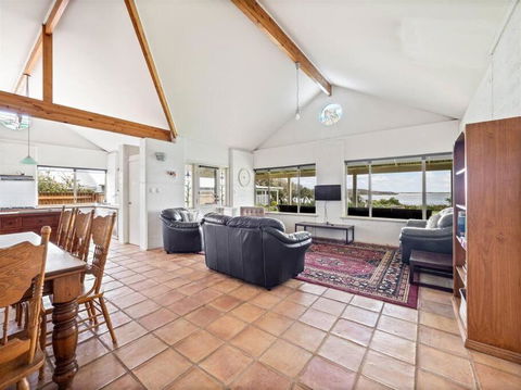 Pelicans View A Riverside Retreat - Accommodation Australia 2