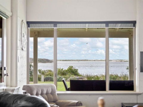 Pelicans View A Riverside Retreat - Accommodation Australia 3