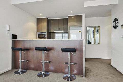 Portside Bliss Your Urban Escape In Melbourne - Bed n Breakfasts 3