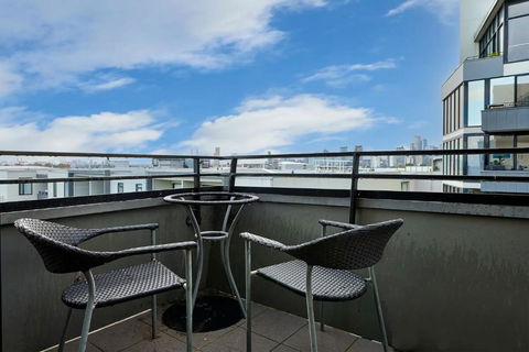 Portside Bliss Your Urban Escape In Melbourne - Bed n Breakfasts 1