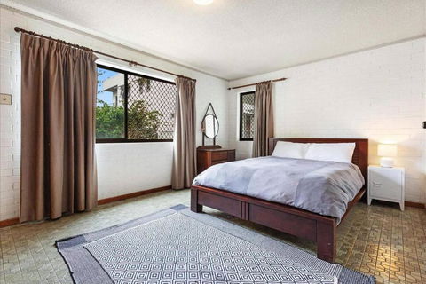 PET FRIENDLY & Super Central Retro Beach Pad! - Local Tourism 0