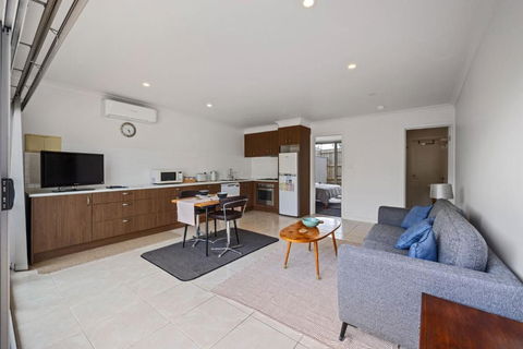 Petite Retreat - Accommodation Australia 3