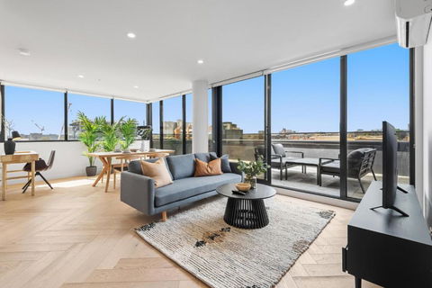 Polished 2-Bed Apartment With Gorgeous City Views - Accommodation Australia 0