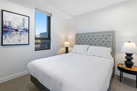 Polished 2-Bed Apartment With Gorgeous City Views - Accommodation Australia 1