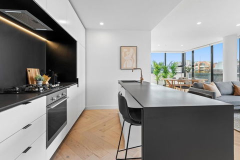 Polished 2-Bed Apartment With Gorgeous City Views - Accommodation Australia 2