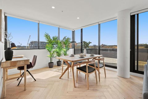 Polished 2-Bed Apartment With Gorgeous City Views - Accommodation Australia 3