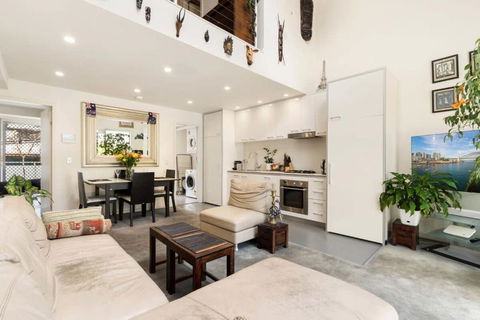 Poolside Apartment Opposite Redfern Park - Accommodation Australia 1