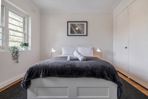 Port Phillip Bay Perfection In Albert Park - Local Tourism 0