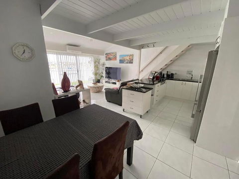 Port Lincoln Marina Waterfront Apartment - Bed n Breakfasts 2