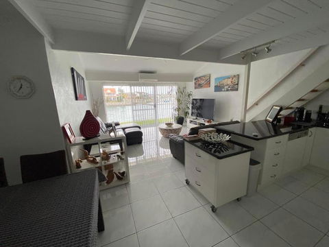 Port Lincoln Marina Waterfront Apartment - Bed n Breakfasts 3