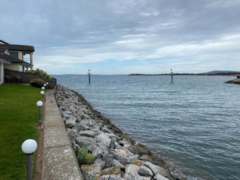 Port Lincoln Marina Waterfront Apartment - Bed n Breakfasts 1