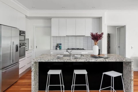 Quite Luxurious House With Pool 220m To Railway Station - Accommodation Australia 2