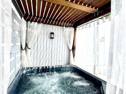 Private Outdoor Spa, Fire Pit - THE RETREAT COOLUM BEACH - Accommodation Australia 3