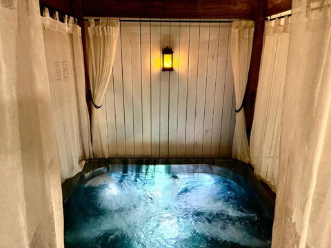 Private Outdoor Spa, Fire Pit - THE RETREAT COOLUM BEACH - Accommodation Australia 0