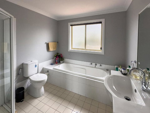 Prestons Dream Holiday 4 Bedroom - Bed n Breakfasts 2