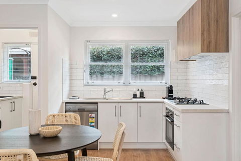 Prime Location 2 Bed Renovated In Royston Park - Local Tourism 2