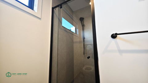 Private Suite With Queen Bed TV - Room 11 - Local Tourism 3